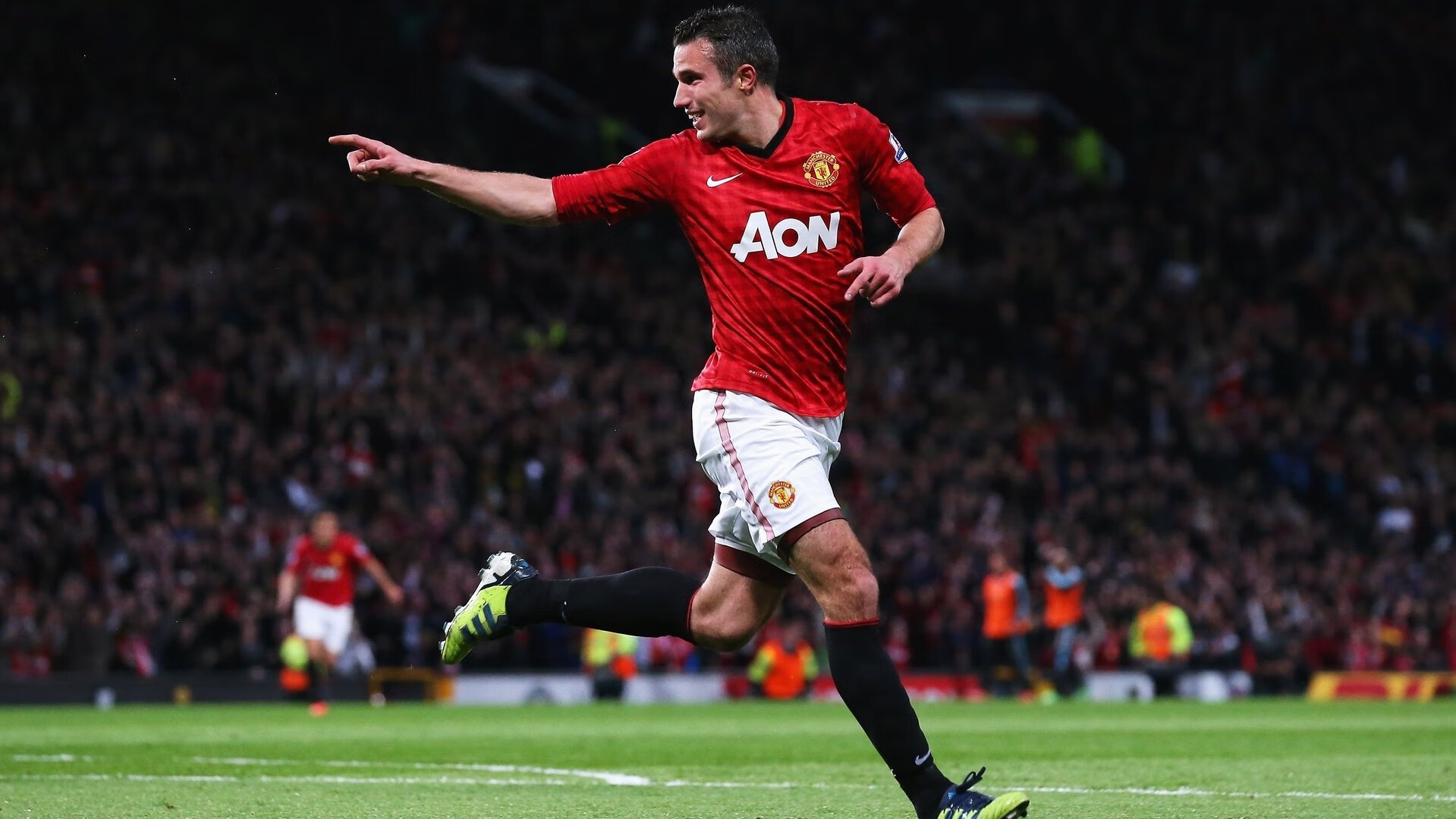 维尼修斯爆发点燃伯纳乌，巴黎稳扎稳打攻克老特拉福德