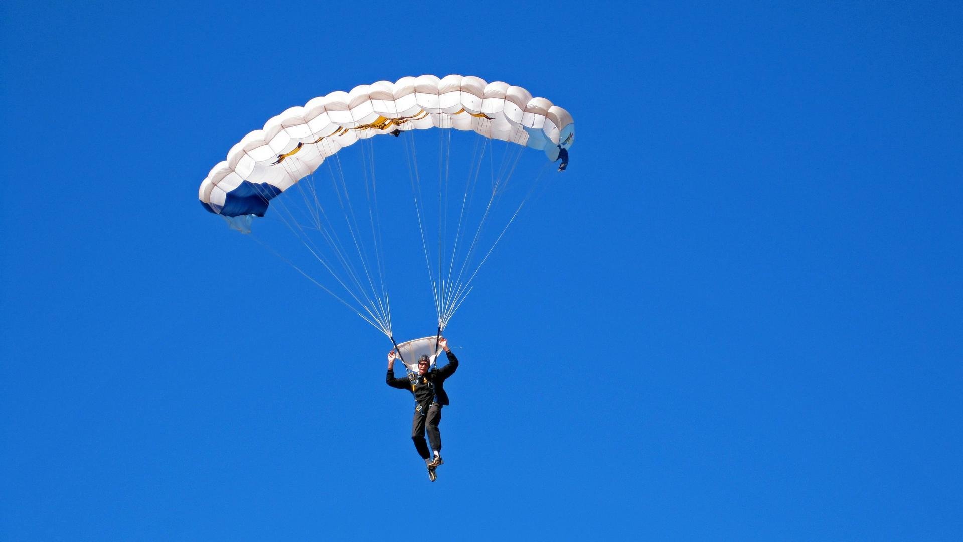 黄蜂速胜尼克斯，米切尔在年度焦点之战接管比赛